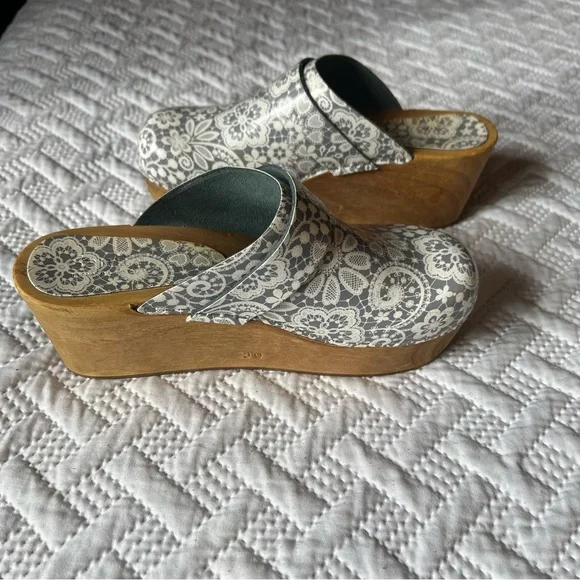 Sanita Gray Floral Clogs with Wooden Platform - Picture 4 of 8